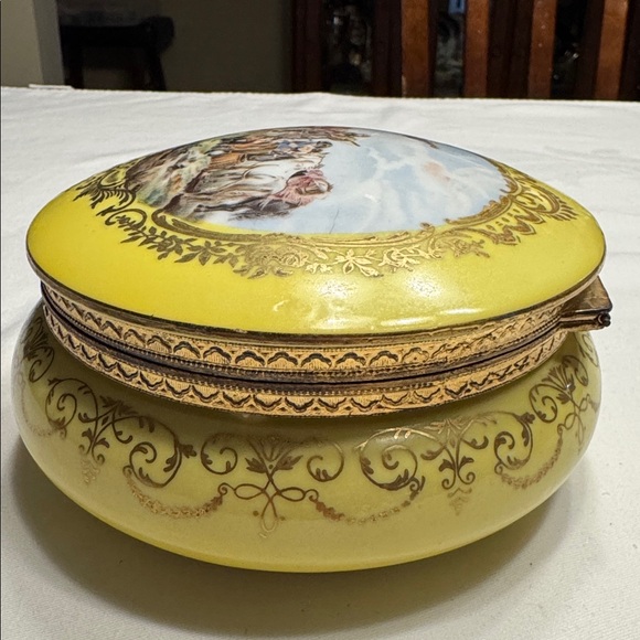 Vtg. Andrea by Sadek hinged round trinket box. 6” Diameter. - Picture 4 of 7